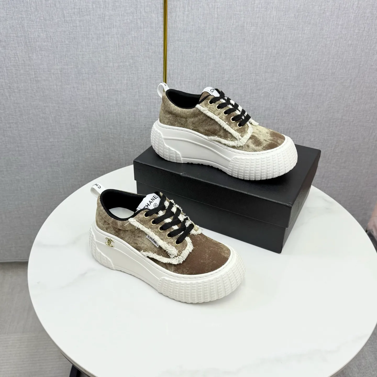 💕💕Factory direct selling price p640💕💕 Chanel Panda Shoes! 2025 counter's top casual sports shoes, this classic design; the upper is in the style of electric embroidery with various techniques; the outsole is fashionable and sporty; the unusual inclusion of a variety of color matching elements... The diversified mix and match is very good-looking and versatile, and can be used for leisure, fashion, sports, and outdoor... ꫛꫀꪝ Go➫ Materials: ❶Upper made of: original imported first-layer silk cowhide + original version waterproof cloth + original first-layer cowhide ❷Inner lining: Original Yangli+wang ❸ Outsole based on: Original TPU combination outsole Counter boutique packaging complete set for women 35–41